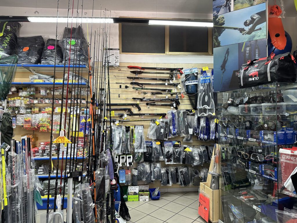 Interno negozio Cavamare a Iglesias: pesca e subacquea